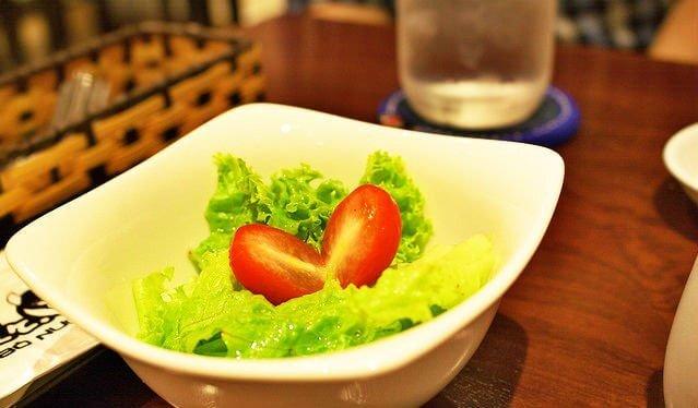 Salad trộn dầu dấm bò mỹ nướng đá - YeuAmThuc.org