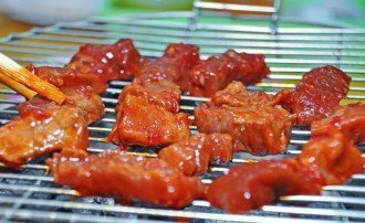 Bò lên than hồng tại bò nướng ngũ hành - YeuAmThuc.org