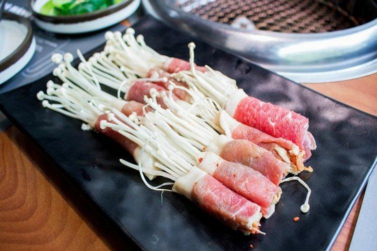 Gầu bò cuộn nấm kim châm King BBQ - YeuAmThuc.org