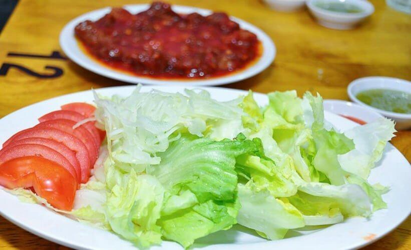 Salad tại bò nướng ngũ hành YeuAmThuc.org