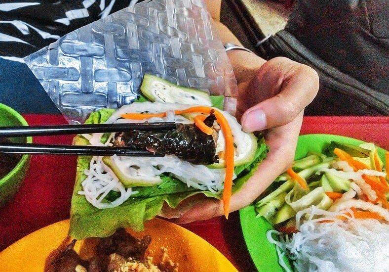 Bánh tráng cuốn tại bánh xèo bò lá lốt - YeuAmThuc.org