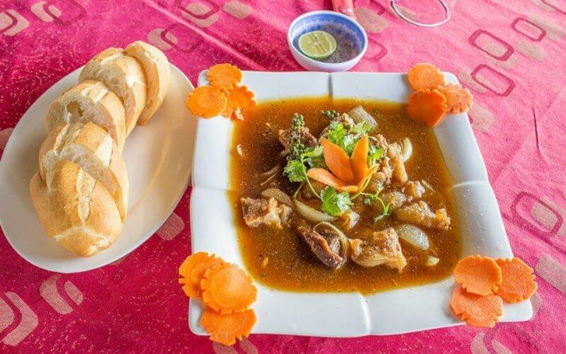 Bò hầm sốt cay tại Điểm Hẹn Sài Gòn - YeuAmThuc.org