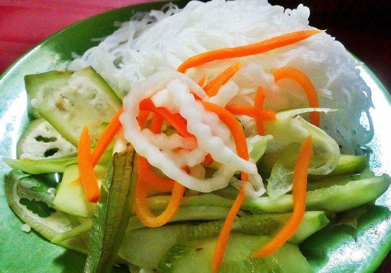 Bún rau ăn kèm tại bánh xèo bò lá lốt - YeuAmThuc.org