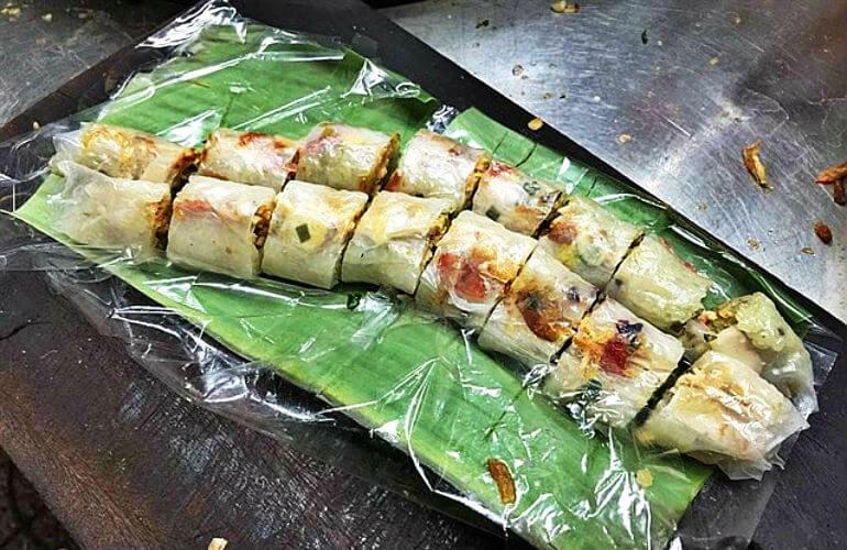 Cắt khoanh xôi tại xôi cuốn Nguyễn Hồng Đào - YeuAmThuc.org