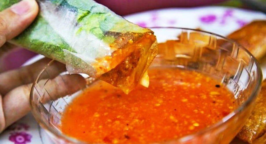 Chả lụi chấm mắm tại Chả lụi Lagi - YeuAmThuc.org