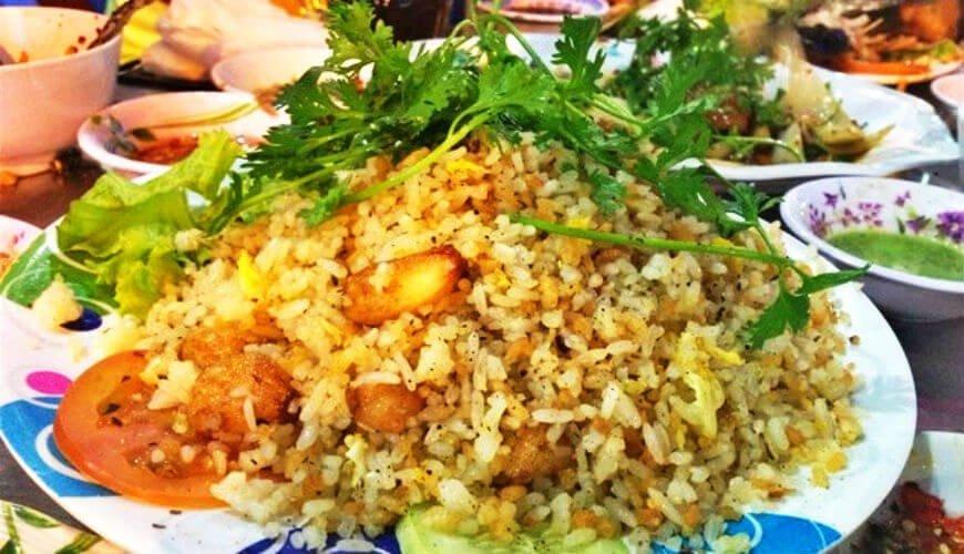 Cơm chiên tỏi tại Ốc Toàn - YeuAmThuc.org