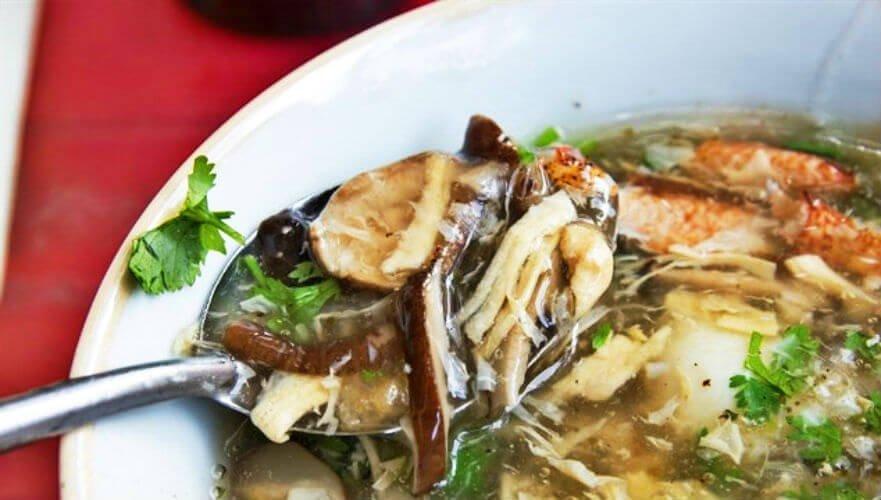 Gà và nấm tại súp bong bóng cá - YeuAmThuc.org
