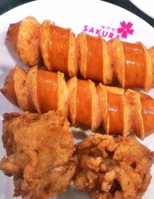 Gà và xúc xích chiên tại Buffet - YeuAmThuc.org