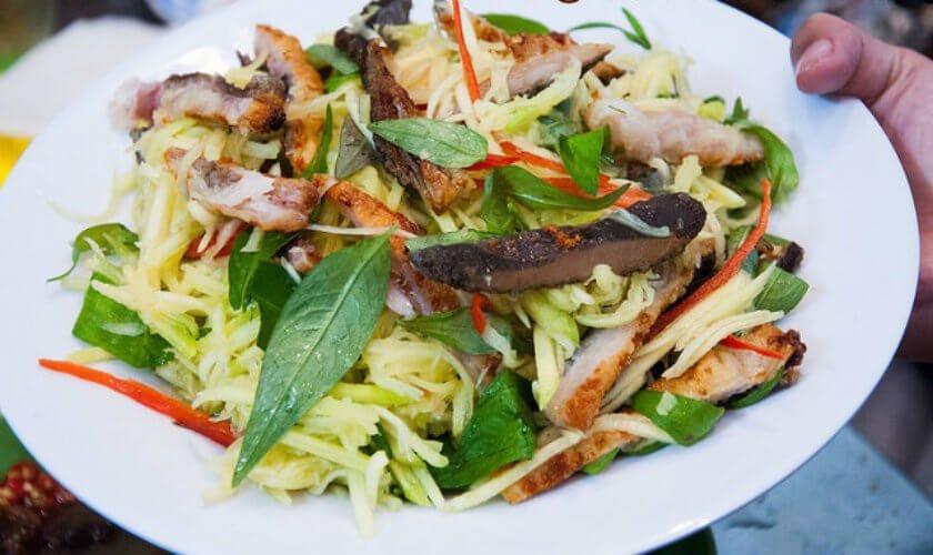 Gỏi xoài khô cá lăng tại lẩu cá lăng La Ngà - YeuAmThuc.org