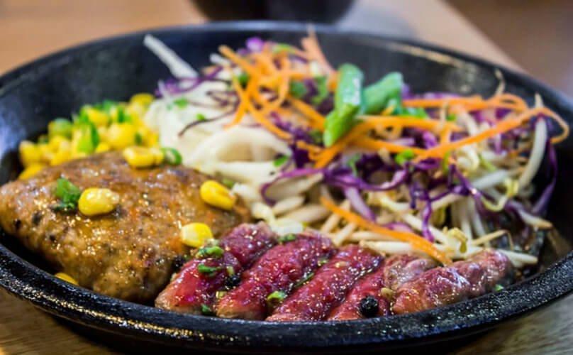 Hamburger gà và bò thái lát tại Hotto - YeuAmThuc.org