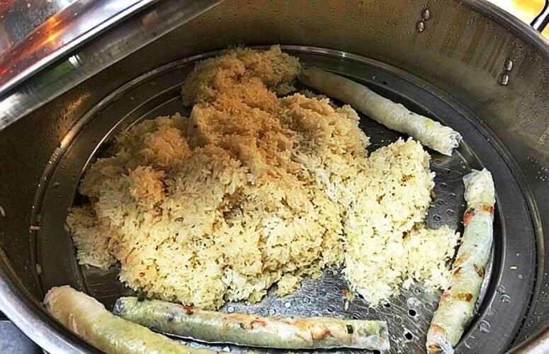 Hấp xôi cuốn tại xôi cuốn Nguyễn Hồng Đào - YeuAmThuc.org