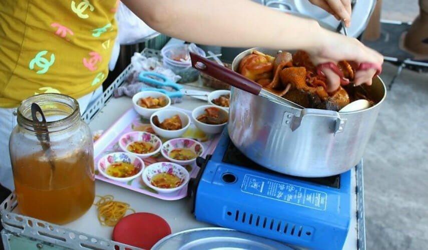 Khu chế biến tại Phá lấu súp gà sinh viên - YeuAmThuc.org