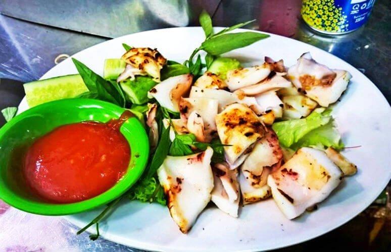 Mực nướng tỏi tại lẩu cá Cô Thư - YeuAmThuc.org