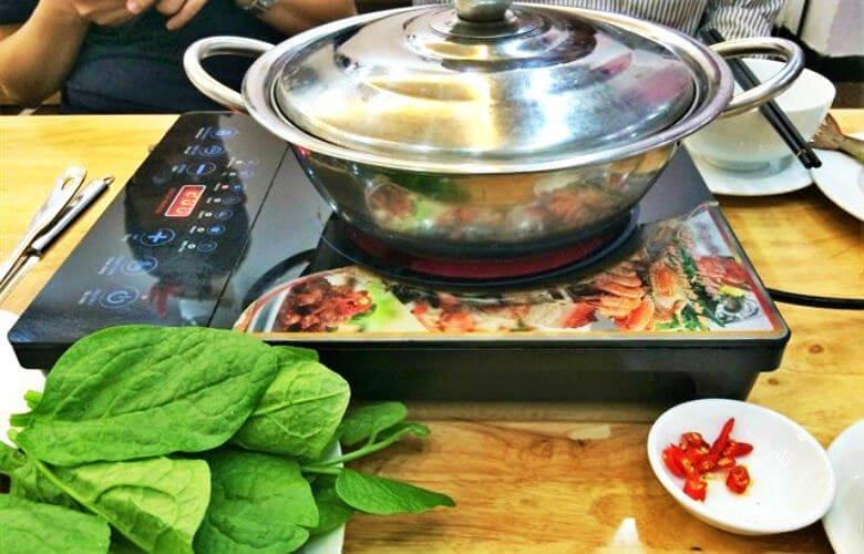 Nồi nước lèo tại lẩu mắm Bạc Liêu - YeuAmThuc.org