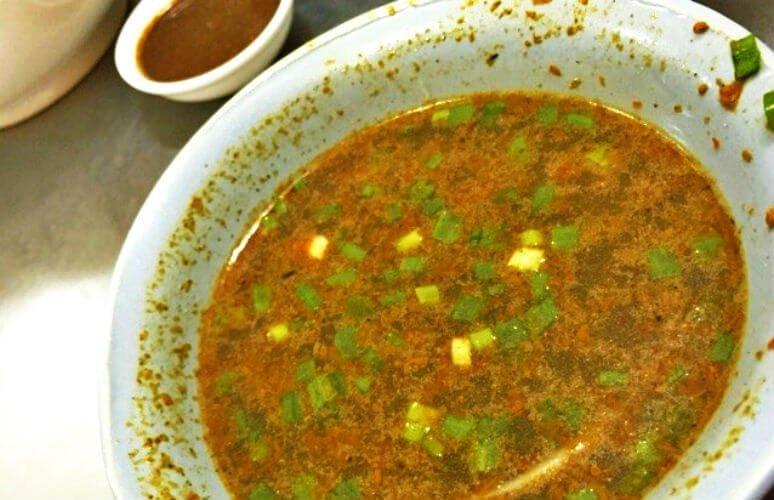 Nước dùng sa tế tại Hủ tiếu Phước Vĩnh - YeuAmThuc.org