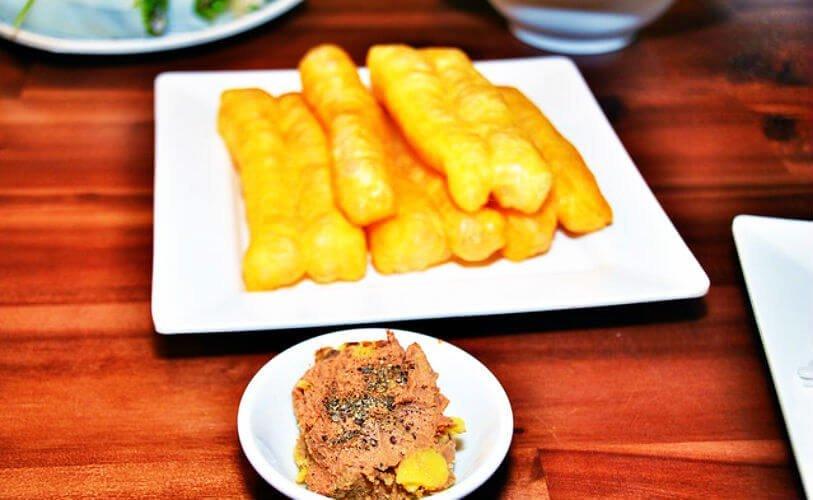 Quẩy tươi chấm pa tê tươi tại Quẩy Lên - YeuAmThuc.org