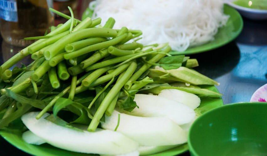 Rau lẩu tại lẩu cá lăng La Ngà - YeuAmThuc.org