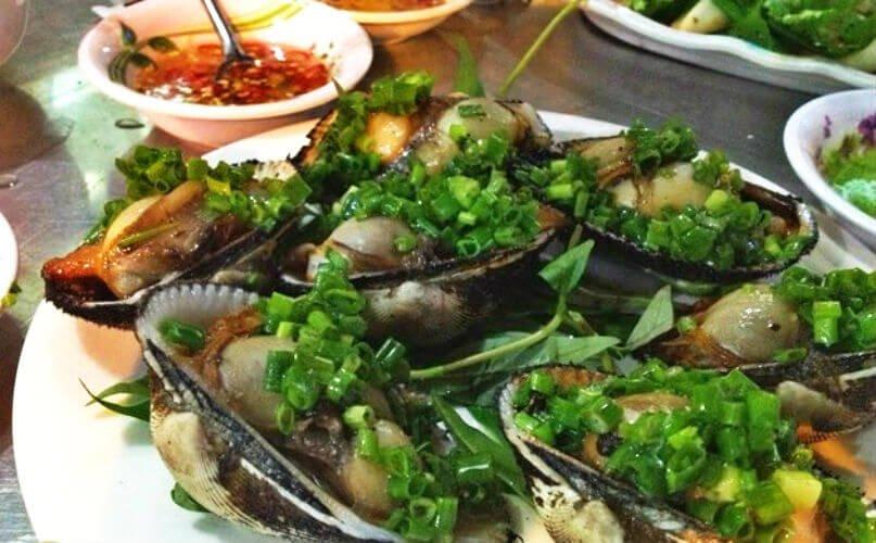 Sò lông nướng mỡ hành tại Ốc Toàn - YeuAmThuc.org