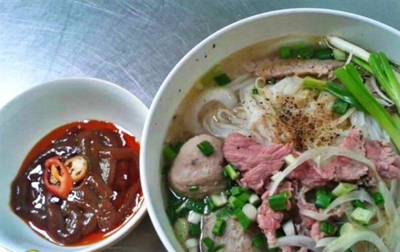 Tái bò viên tại phở lẩu bò Xuân Mai - YeuAmThuc.org