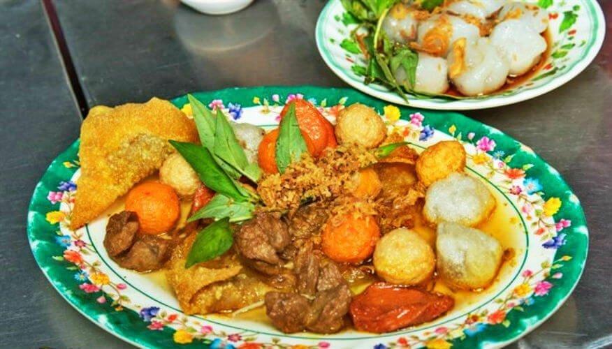 Thập cẩm chiên mắm cà ri tại ăn vặt Cao Thắng - YeuAmThuc.org