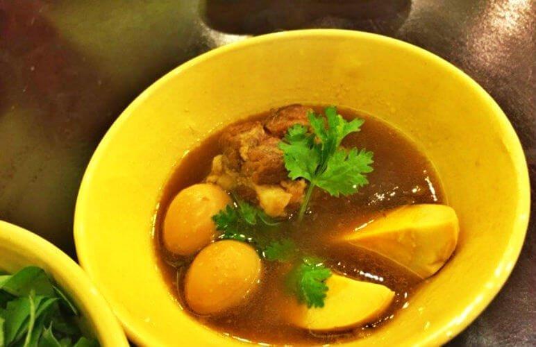 Thịt kho trứng thêm tại bún thịt kho Cô Hai - YeuAmThuc.org