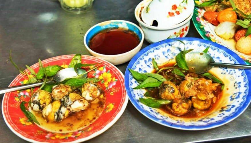 Trứng cút lộn xào me tại ăn vặt Cao Thắng - YeuAmThuc.org