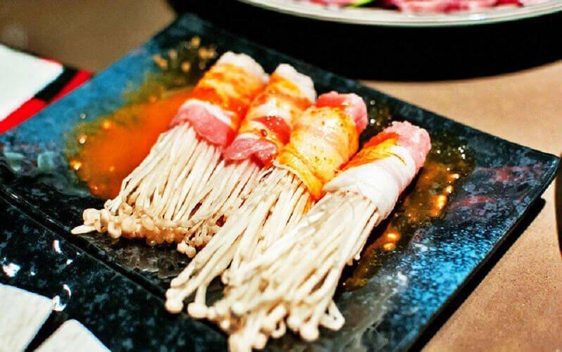 Ba chỉ cuộn nấm sốt Hoisin tại Sumo BBQ - YeuAmThuc.org