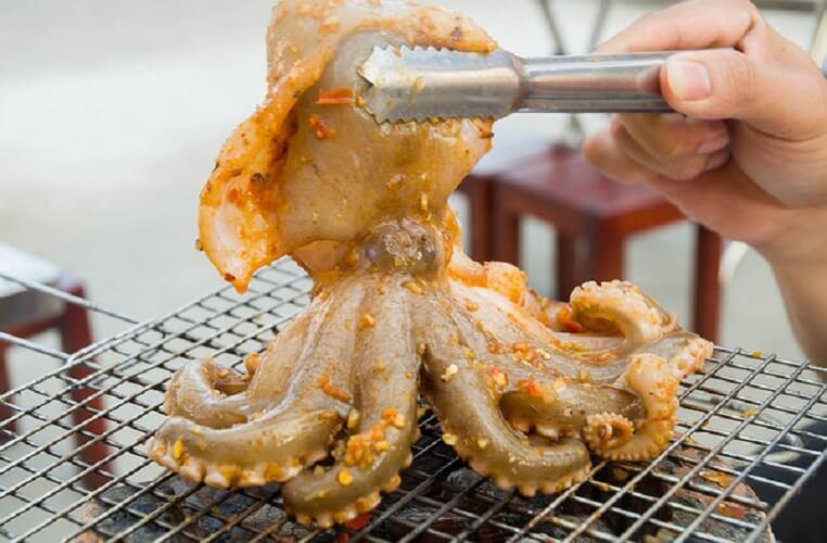 Bạch tuộc nướng tại Yolo BBQ- YeuAmThuc.org