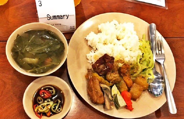 Cơm chay thập cẩm tại Cơm chay Sen Vàng - YeuAmThuc.org