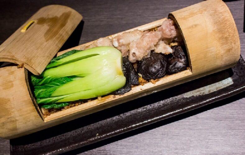 Cơm ống tre cá muối sườn heo tại Bugis Singapore - YeuAmThuc.org