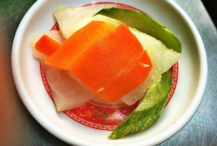 Đồ chua tại Bánh mì chảo Hòa Mã - YeuAmThuc.org