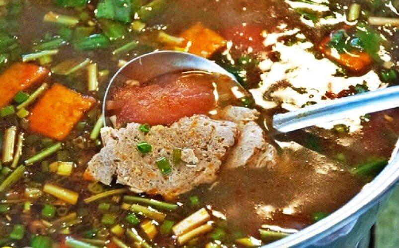 Lẩu riêu cua tại Làng Ta - YeuAmThuc.org