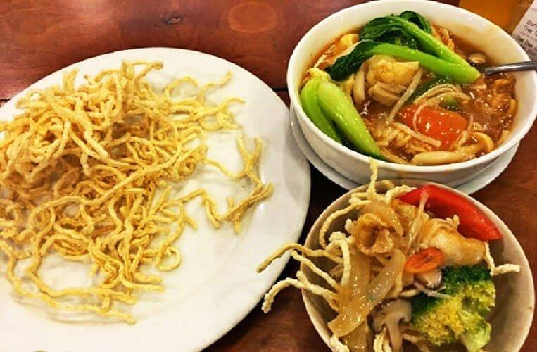 Mì xào giòn tại Cơm chay Sen Vàng - YeuAmThuc.org