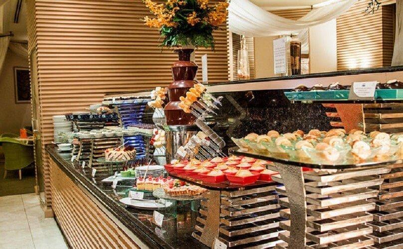 Quầy trái cây bánh ngọt tại Buffet Sheraton - YeuAmThuc.org