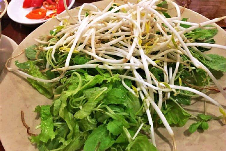 Rau sống tại Cơm chay Sen Vàng - YeuAmThuc.org