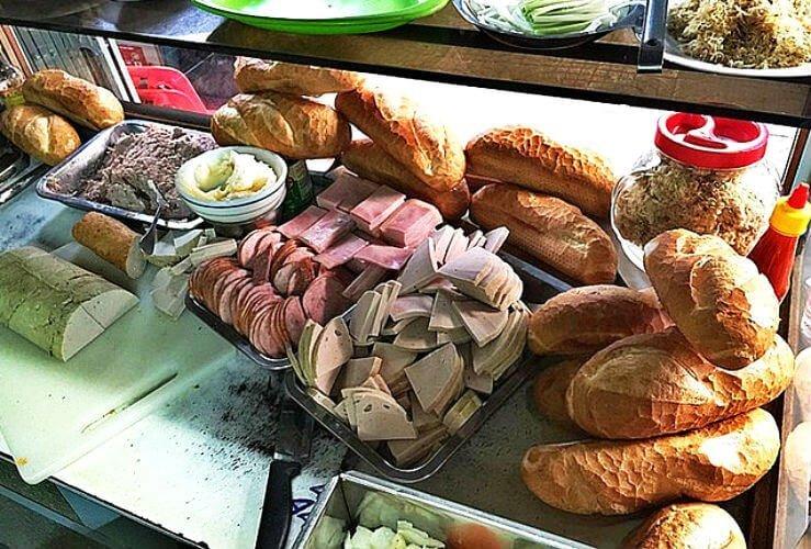 Xe đồ ăn tại Bánh mì chảo Hòa Mã - YeuAmThuc.org