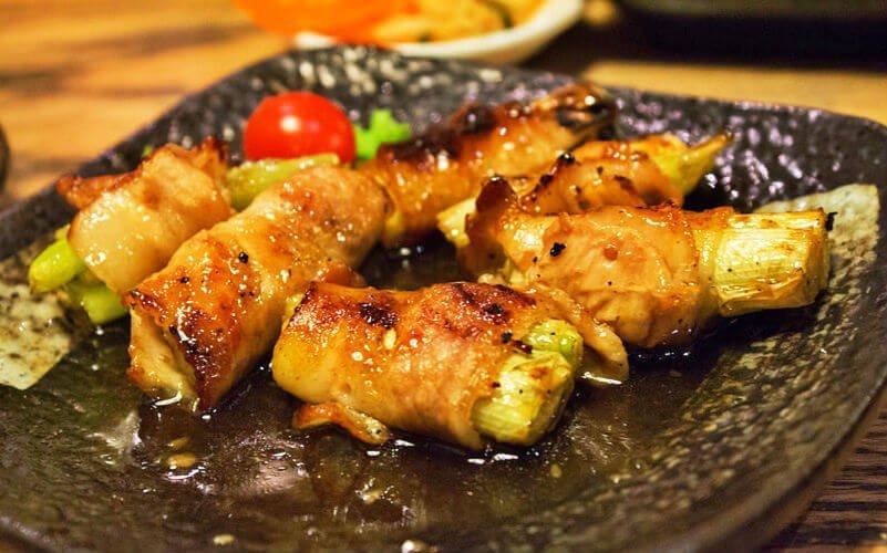 Ba rọi cuốn hành Paro tại Yummy Q - YeuAmThuc.org