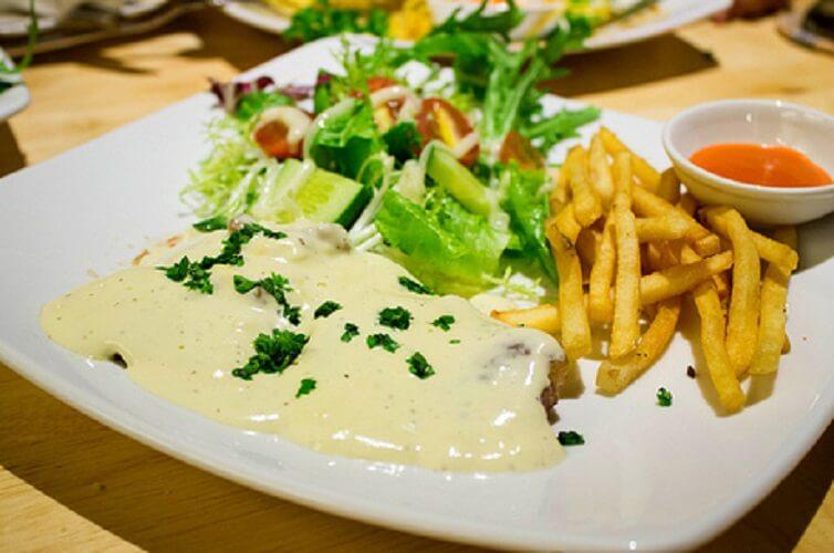 Bắp bò sốt phô mai tại Bonjour Resto Pasteur - YeuAmThuc.org