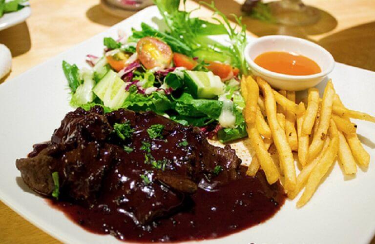 Bò sốt dâu đen tại Bonjour Resto Pasteur - YeuAmThuc.org