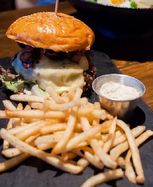 Burger bò Úc tại Hun Khói BBQ - YeuAmThuc.org
