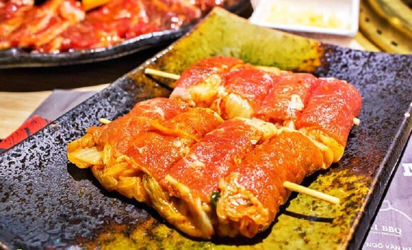 Gầu bò cuộn kim chi của Tasaki BBQ - YeuAmThuc.org