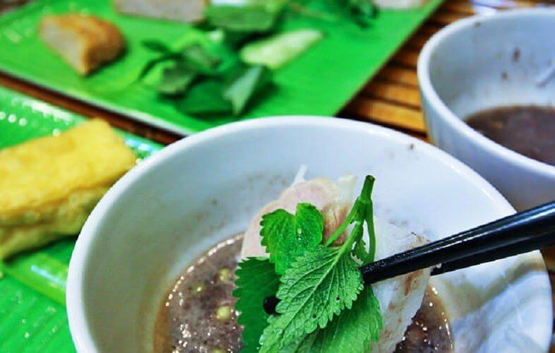 Mắm tôm tại Bún Đậu Cầu Gỗ - YeuAmThuc.org