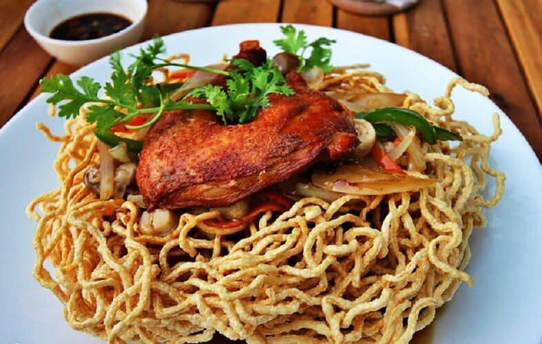 Mỳ xào giòn sa tế đùi gà tại Esmée - YeuAmThuc.org