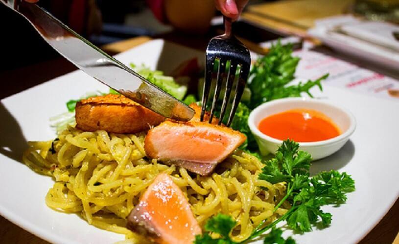 Mỳ ý cá hồi tại Bonjour Resto Pasteur - YeuAmThuc.org