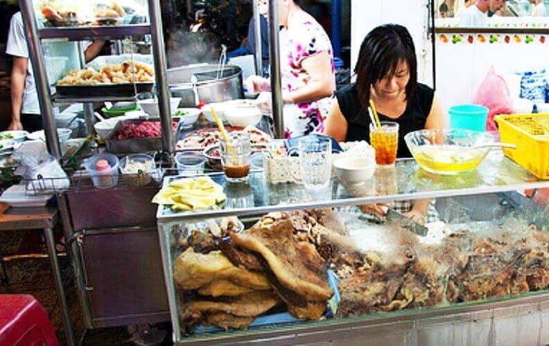 Quầy chế biến của Phở Phú Vương - YeuAmThuc.org