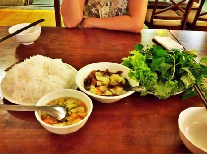 Rau bún tại Bún chả Ngọc - YeuAmThuc.org