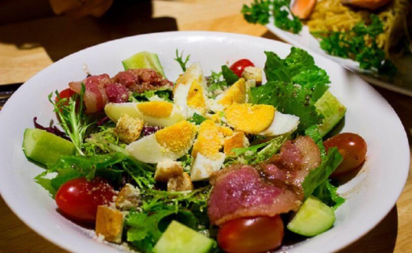 Xà lách ceasar tại Bonjour Resto Pasteur - YeuAmThuc.org