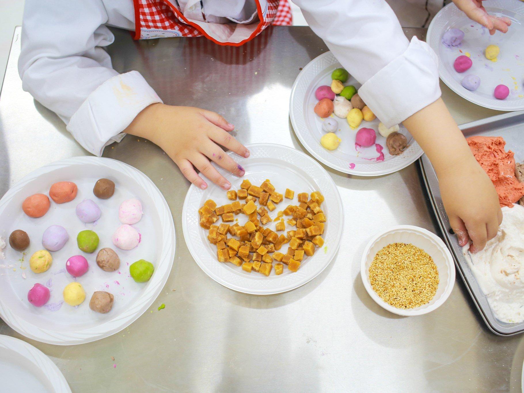Nặn bánh trôi
