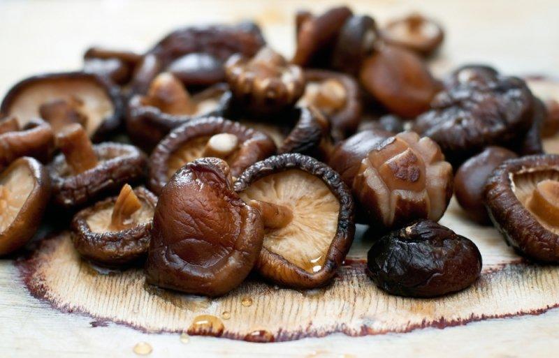 Nấm đông cô - một nguyên liệu bổ dưỡng cần có trong cách làm mì vịt tiềm Nấm đông cô - một nguyên liệu bổ dưỡng cần có trong cách làm mì vịt tiềm