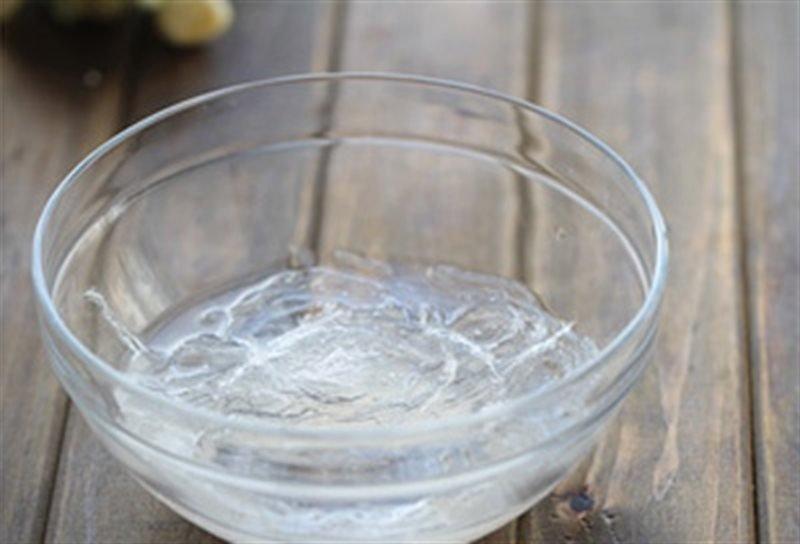 Bước đầu trong cách làm chè khúc bạch là làm phần khúc bạch, hãy chuẩn bị gelatin bằng cách ngâm trong nước. Bước đầu trong cách làm chè khúc bạch là làm phần khúc bạch, hãy chuẩn bị gelatin bằng cách ngâm trong nước.